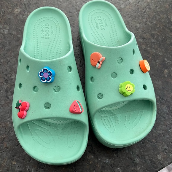 Women’s size 7 crocs - Picture 1 of 2